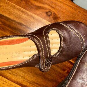 brown closed toe; Structured clarks brand; size 7M